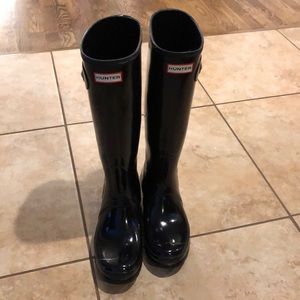 Knee high Hunter shiny black boots